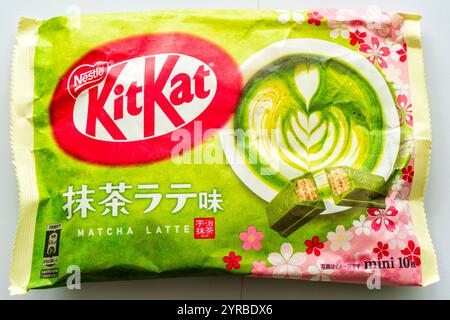 Japanisches Paket mit 10 Mini-Bar-Kitkats im Matcha, grünem Tee, Latte-Geschmack. Diese Pakete sind in Japan sehr beliebt und werden regional verkauft. Stockfoto