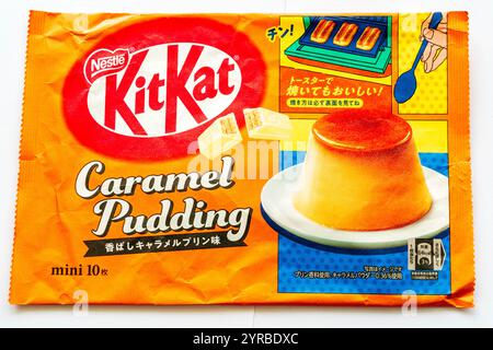 Japanisches Paket mit 10 Mini-Bar-Kitkats Carmel Pudding Aroma. Diese müssen unter einem Grill erhitzt werden. Stockfoto