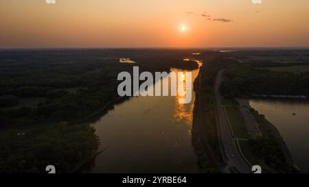 SEPTEMBER 2021, UPPER MIDWEST, USA - aus der Vogelperspektive auf den Mississippi River bei Sonnenuntergang neben Eisenbahnschienen und Great River Road im oberen mittleren westen Stockfoto