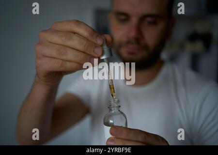 Ein 30-jähriger Mann wendet ein Bartwuchsprodukt an Stockfoto