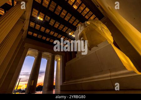 OKTOBER 2021, Washington DC, USA - Sonnenaufgang mit Innenansicht des Lincoln Memorial zeigt Säulen und das Washington Memorial in der Ferne, Washington D.C. Stockfoto