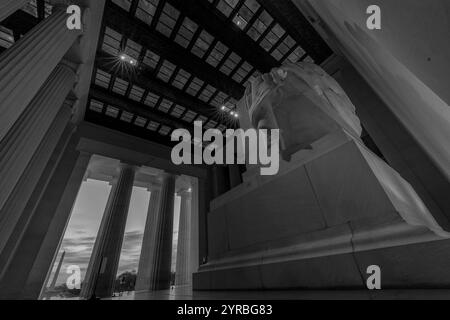 OKTOBER 2021, Washington DC, USA - Sonnenaufgang mit Innenansicht des Lincoln Memorial zeigt Säulen und das Washington Memorial in der Ferne, Washington D.C. Stockfoto