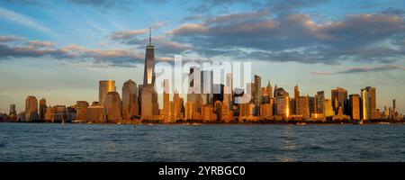 Oktober 2021, New York, NY, USA - Blick auf den Sonnenuntergang in der Innenstadt von Manhattan, New York City, NY - Shows Freedom Tower Stockfoto
