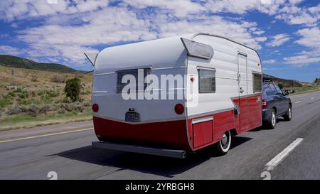 INTERSTATE 40 - ARIZONA, USA - Oldtimer-Anhänger fährt auf der alten Route 40 nach Osten 66 Stockfoto