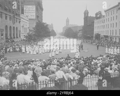 August 1925. Erster nationalmarsch des Ku Klux Klan (zwischen 25.000 und 40.000 Demonstranten) in Washington, D.C. Stockfoto