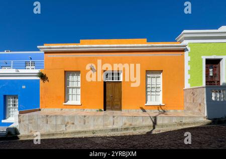 Südafrika. Bo-Kaap Viertel in Kapstadt, hell bemalte Häuser, blauer Himmel, sonniger Tag Stockfoto