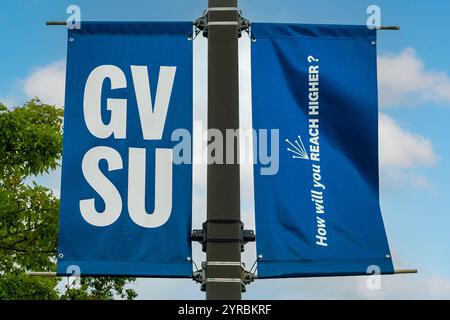 ALLENDALE, MI, USA, 20. SEPTEMBER 2024: Schulflagge auf dem Campus der Grand Valley State University. Stockfoto