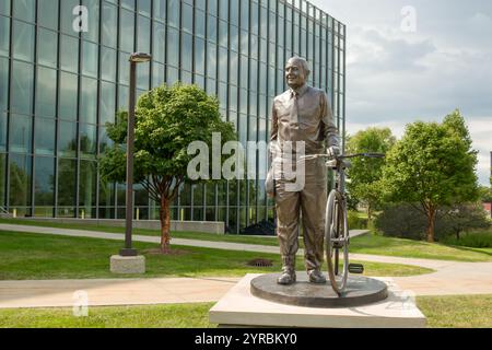 ALLENDALE, MI, USA, 20. SEPTEMBER 2024: Bill Seidman Statue auf dem Campus der Grand Valley State University. Stockfoto