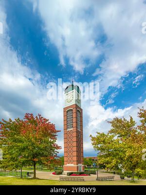 ALLENDALE, MI, USA, 20. SEPTEMBER 2024: Cook Carillon Tower auf dem Campus der Grand Valley State University. Stockfoto