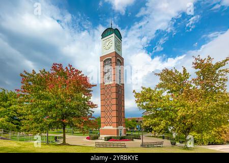 ALLENDALE, MI, USA, 20. SEPTEMBER 2024: Cook Carillon Tower auf dem Campus der Grand Valley State University. Stockfoto