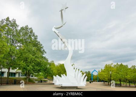 ALLENDALE, MI, USA, 20. SEPTEMBER 2024: Himmelskulptur auf dem Campus der Grand Valley State University. Stockfoto