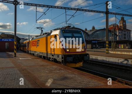 Hauptbahnhof mit gelbem neuen Zug und breitem Bahnsteig in Prag CZ 11 29 2024 Stockfoto