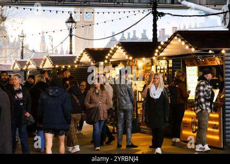 South Bank, London, Großbritannien. Dezember 2024. Der Weihnachtsmarkt am Londoner South Bank unter der Hungerford Bridge. Quelle: Matthew Chattle/Alamy Live News Stockfoto