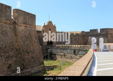 CADIZ, SPANIEN - 22. MAI 2017: Dies ist das Haupttor und der Burggraben der Burg Santa Catalina (17. Jahrhundert). Stockfoto