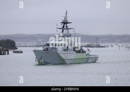 Mit kürzlich gemalter Tarnung auf dem Rumpf segelt das Offshore-Patrouillenschiff HMS MERSEY (P283) der Royal Navy River-Klasse von der Marinestützpunkt aus Stockfoto