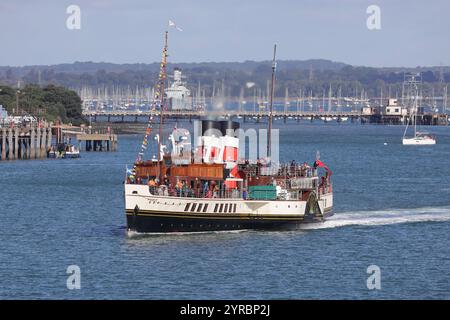 Der Passagierraddampfer PS WAVERLEY verlässt den Hafen für einen Küstenausflug. Das 1946 erbaute Schiff ist Teil der National Historic Fleet Stockfoto