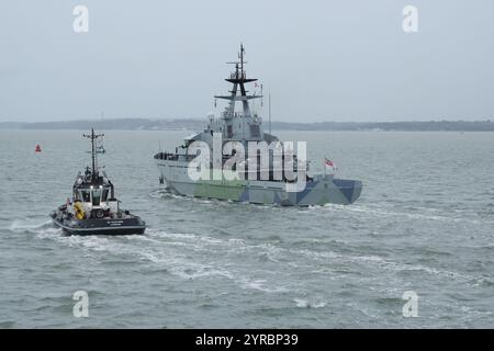 Der Schlepper SD SUZANNE eskortiert das Offshore-Patrouillenschiff HMS MERSEY (P283) der Royal Navy aus dem Hafen Stockfoto