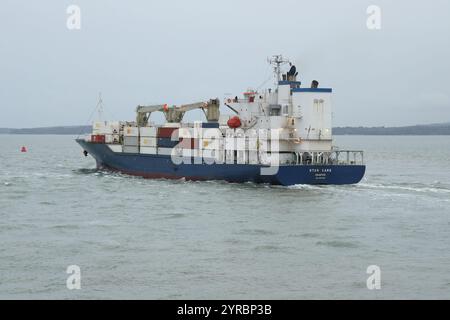 Das in Singapur registrierte Kühlfrachtschiff MV STAR CARE verlässt den Hafen Stockfoto