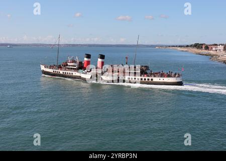 Der Passagierraddampfer PS WAVERLEY verlässt den Hafen für einen Küstenausflug. Das 1946 erbaute Schiff ist Teil der National Historic Fleet Stockfoto