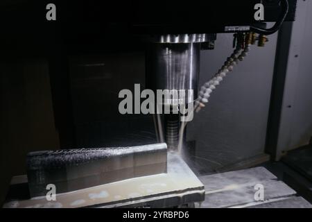 Fräsmaschine mit flüssigem Kühlmittel, Nahaufnahme. Stockfoto