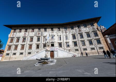 Der Palazzo della Carovana ist ein Palast und eine Universität aus dem späten 16. Jahrhundert mit einer kunstvollen Fassade, in der Kunst und Skulpturen untergebracht sind Stockfoto