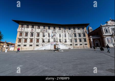 Der Palazzo della Carovana ist ein Palast und eine Universität aus dem späten 16. Jahrhundert mit einer kunstvollen Fassade, in der Kunst und Skulpturen untergebracht sind Stockfoto