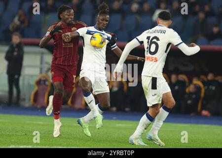 Manu Kone von Roma und Kossounou von Atalanta wurden während des Spiels der italienischen Fußballmeisterschaft Serie A Enilive 2024-2025 zwischen AS Roma und Atalanta Bergamasca Calcio im Stadio Olimpico gesehen. Endpunktzahl; AS Roma 0: 2 Atalanta Bergamasca Calcio. Stockfoto