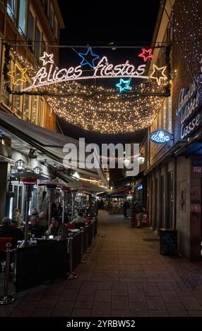 „Felices Fiestas“ „Frohe Weihnachten“ ist der Wunsch eines Neonschildes in der weihnachtlich geschmückten Schneider Wibbel Gasse in der Düsseldorfer Altstadt, NRW, 29.11.2024 Stockfoto