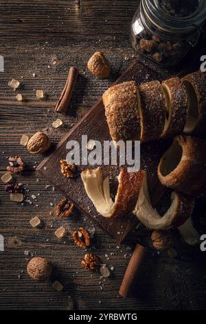 Stillleben mit köstlichen, frisch gebackenen Kaminkuchen-Brötchen Stockfoto