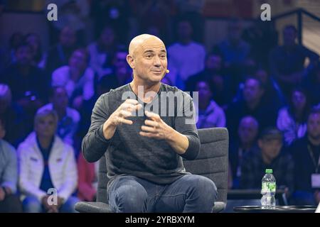 München, Deutschland. Dezember 2024. Der ehemalige Tennisspieler Andre Agassi wird am 3. Dezember 2024 auf der ISPO, einem Messe- und Wirtschaftsfestival für Sport, Lifestyle und Tech-Industrie, interviewt. (Foto: Alexander Pohl/SIPA USA) Credit: SIPA USA/Alamy Live News Stockfoto