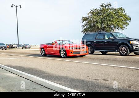 Gulfport, MS - 04. Oktober 2023: Weitwinkelansicht eines Chevrolet Camaro Cabriolets aus dem Jahr 2012 auf einer lokalen Autoshow. Stockfoto