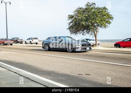 Gulfport, MS - 04. Oktober 2023: Weitwinkelansicht eines Ford Mustang GT Premium Coupés aus dem Jahr 2019 auf einer lokalen Automobilausstellung. Stockfoto