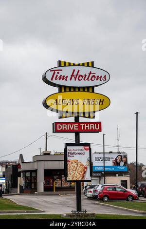 Tim Hortons Schild auf der Bridge Street in Bradford, Ontario, Kanada Stockfoto