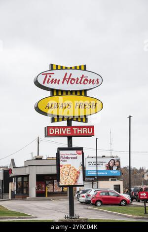 Tim Hortons Schild auf der Bridge Street in Bradford, Ontario, Kanada Stockfoto