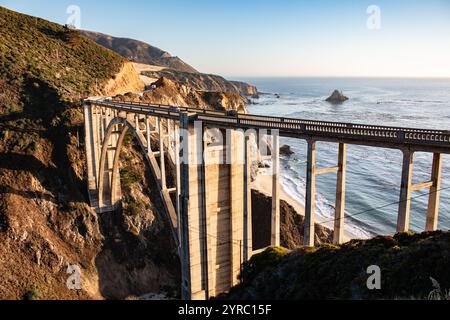 Bixby Creek Bridge in Big Sur, Kalifornien, mit Blick auf den Pazifik und zerklüftete Küstenklippen. Stockfoto