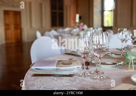 Ein wunderschön gestalteter Tisch mit Gläsern und Servietten, perfekt für formelle Zusammenkünfte oder Feiern. Stockfoto