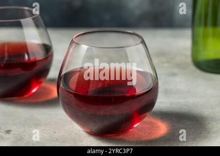 Schicker Boozy Pinot Noir Rotwein im Glas Stockfoto