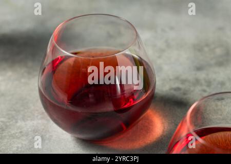 Schicker Boozy Pinot Noir Rotwein im Glas Stockfoto