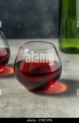 Schicker Boozy Pinot Noir Rotwein im Glas Stockfoto