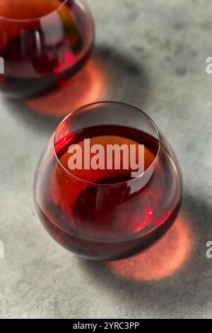 Schicker Boozy Pinot Noir Rotwein im Glas Stockfoto