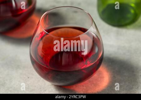 Schicker Boozy Pinot Noir Rotwein im Glas Stockfoto