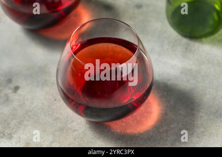 Schicker Boozy Pinot Noir Rotwein im Glas Stockfoto