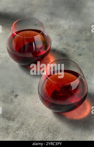 Schicker Boozy Pinot Noir Rotwein im Glas Stockfoto