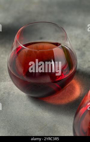 Schicker Boozy Pinot Noir Rotwein im Glas Stockfoto