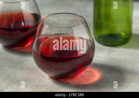 Schicker Boozy Pinot Noir Rotwein im Glas Stockfoto