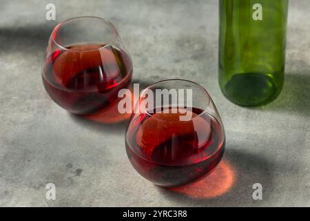 Schicker Boozy Pinot Noir Rotwein im Glas Stockfoto