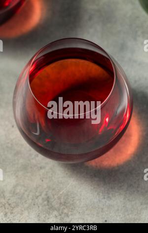 Schicker Boozy Pinot Noir Rotwein im Glas Stockfoto