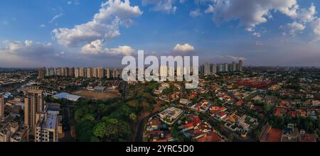 Ribeirao Preto, Sao Paulo, Brasilien - 29. September 2024 - Panoramablick auf Gebäude in der Südzone und Avenida Joao Fiusa Stockfoto