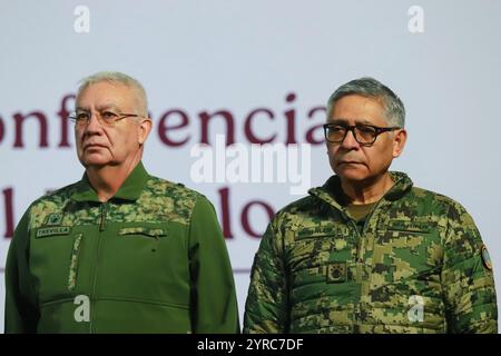 MEXIKO-STADT, MEXIKO - 2024.12.03.- Ricardo Trevilla Trejo, Sekretär für nationale Verteidigung (SEDENA), Raymundo Pedro Morales, Sekretär der mexikanischen Marine (Semar) bei der Volkskonferenz im Nationalpalast. (Foto: Carlos Santiago/ Credit: Eyepix Group/Alamy Live News Stockfoto