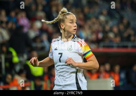 Bochum, Deutschland. Dezember 2024. Bochum, Deutschland 02. Dezember 2024: Testspiel - Fußball-Frauen-Nationalmannschaft - Deutschland vs. Italien im Bild: Giulia Gwinn (Deutschland) /// DFB-Vorschriften verbieten jede Verwendung von Fotografien als Bildsequenzen und/oder Quasi-Video /// Credit: dpa/Alamy Live News Stockfoto